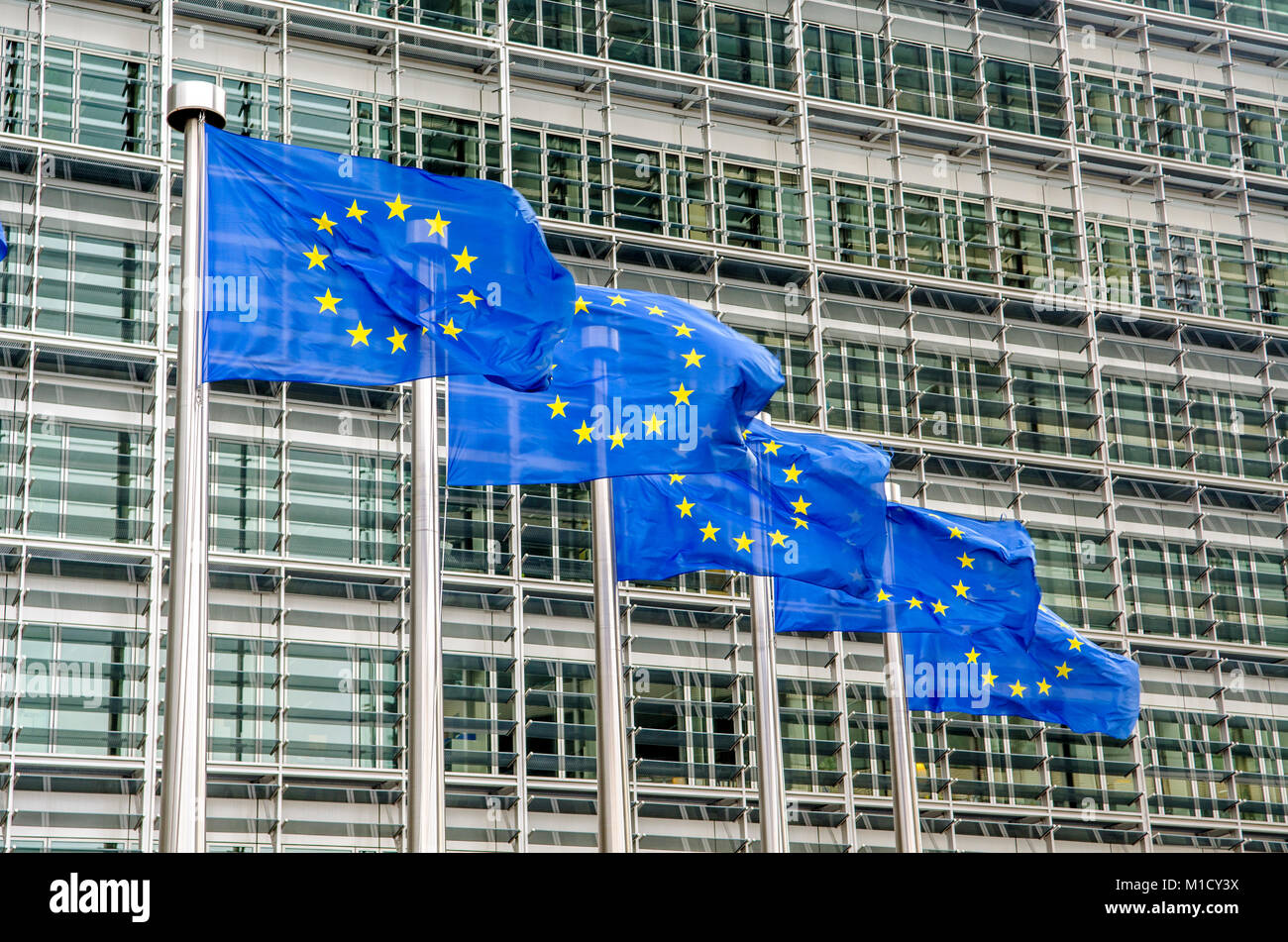 Unione Europea bandiere rom una fila di pali di bandiera al di fuori della Commissione europea edificio Berlaymont a Bruxelles, in Belgio Foto Stock