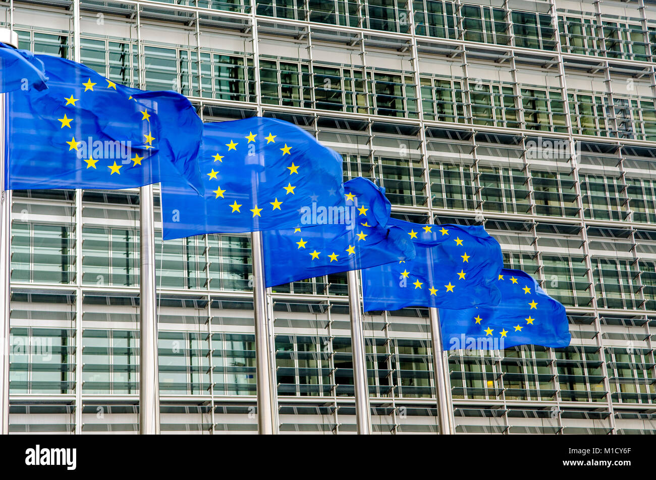 Unione Europea bandiere rom una fila di pali di bandiera al di fuori della Commissione europea edificio Berlaymont a Bruxelles, in Belgio Foto Stock