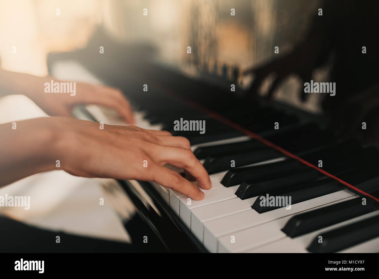 Musica per pianoforte pianista mani durante la riproduzione. Strumento musicale pianoforte dettagli con l'attore mano su sfondo bianco Foto Stock