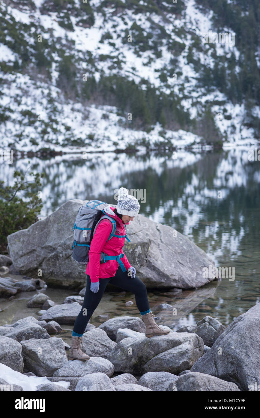 Donna con zaino passeggiata a lago Foto Stock