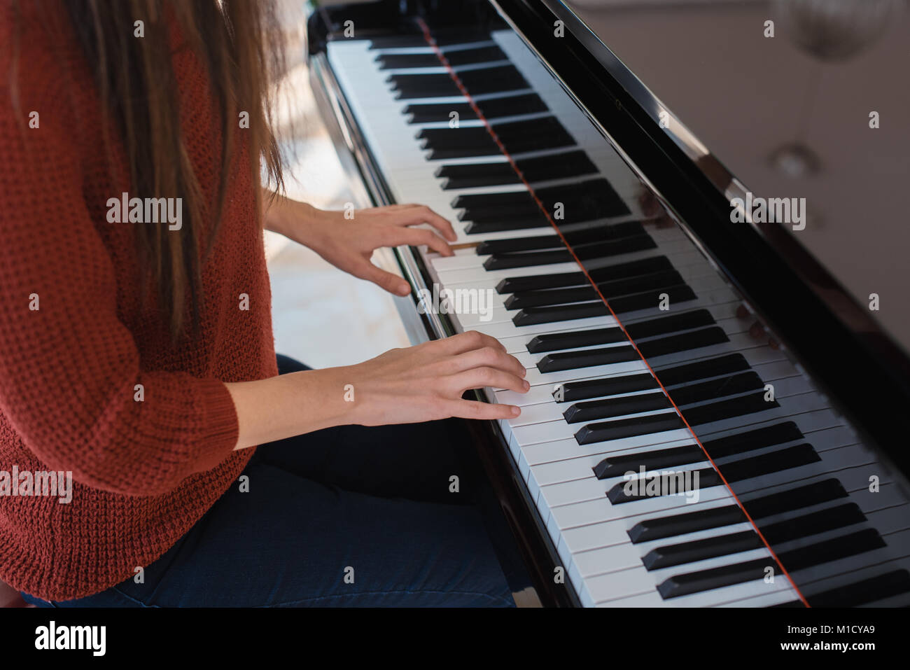 Musica per pianoforte pianista mani durante la riproduzione. Strumento musicale pianoforte dettagli con l'attore mano su sfondo bianco Foto Stock