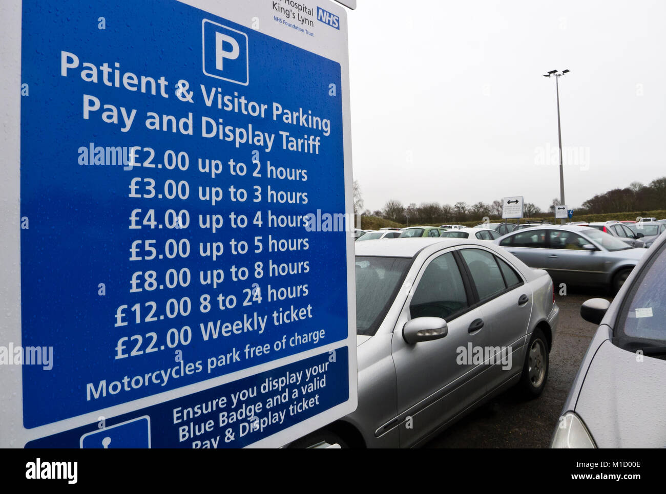 Informazioni registrazione per auto spese di parcheggio nel parcheggio presso la Queen Elizabeth Hospital, King's Lynn, Norfolk, Inghilterra. Foto Stock