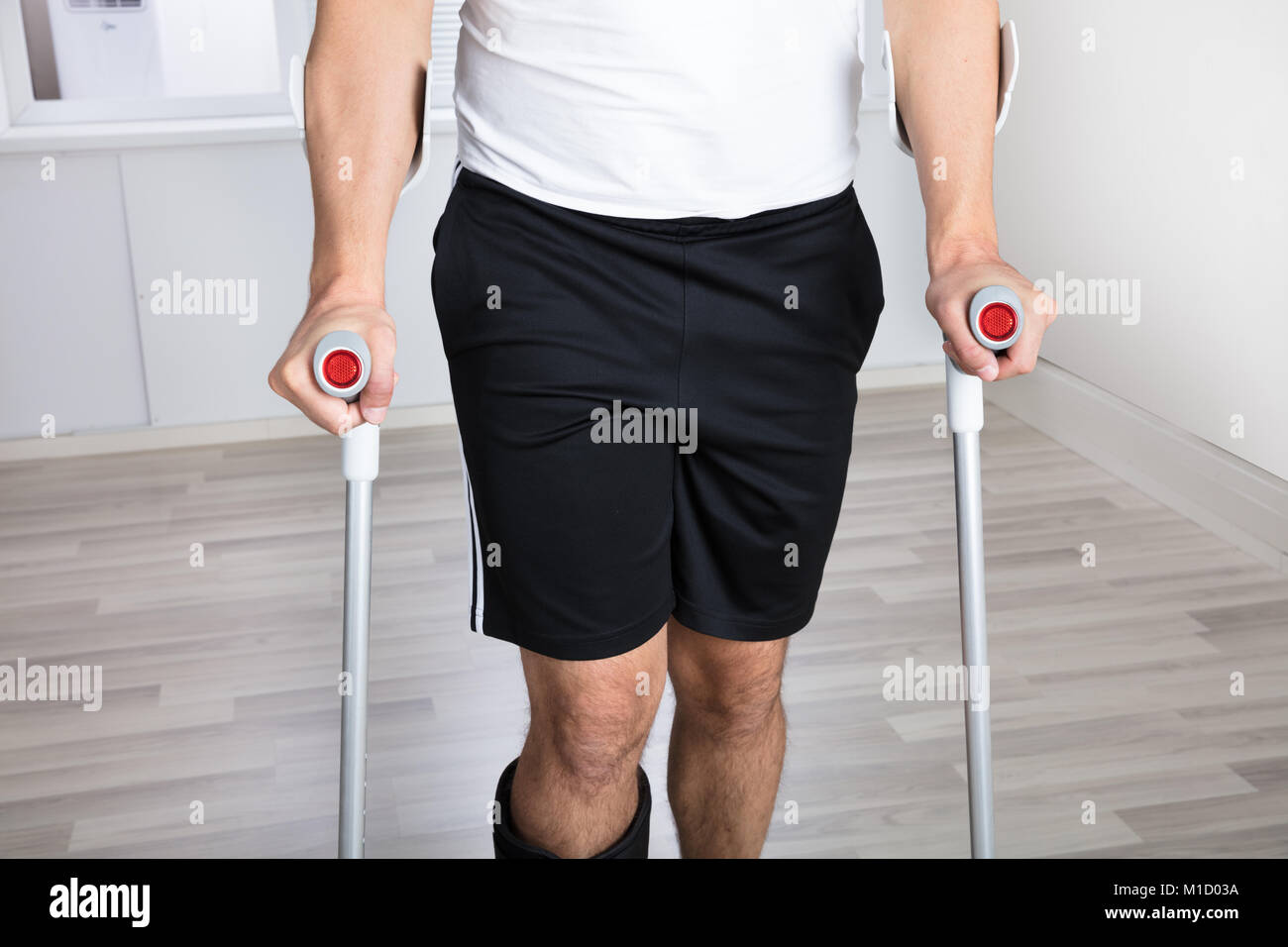 Camminare Con Le Stampelle Con Carico Sfiorante Persona con le stampelle immagini e fotografie stock ad alta