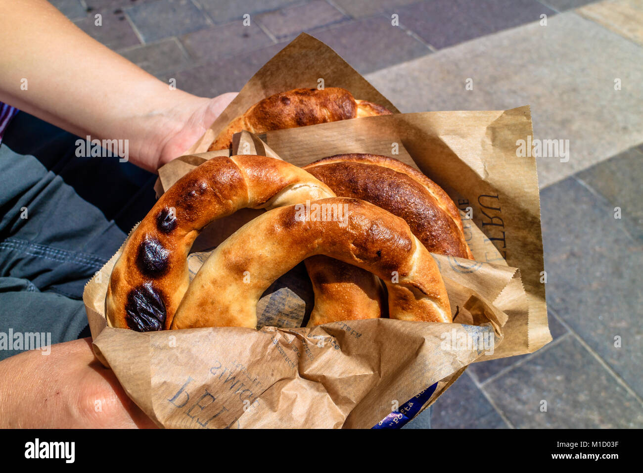 Il rumeno paste farcite, popolare snack e cibo di strada, chiamato covrigi. La Romania, Giugno 2017. Foto Stock