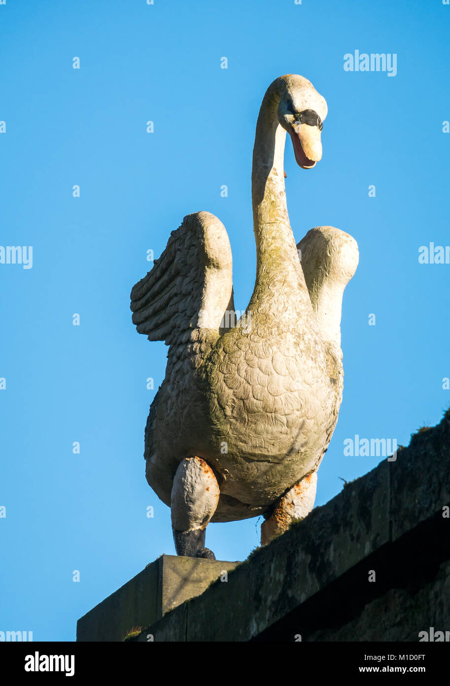 Statua di Swan sulla cima della parete alta, tenuta di Gosford, Lothian orientale, Scozia, Regno Unito Foto Stock