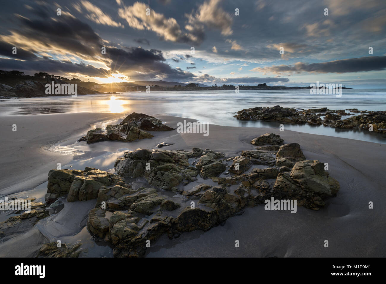 Un tramonto spettacolare sulla spiaggia di Arnao, Asturias, fotografando i diversi colori, forme e texture delle nuvole, riflessa nella sabbia fine Foto Stock