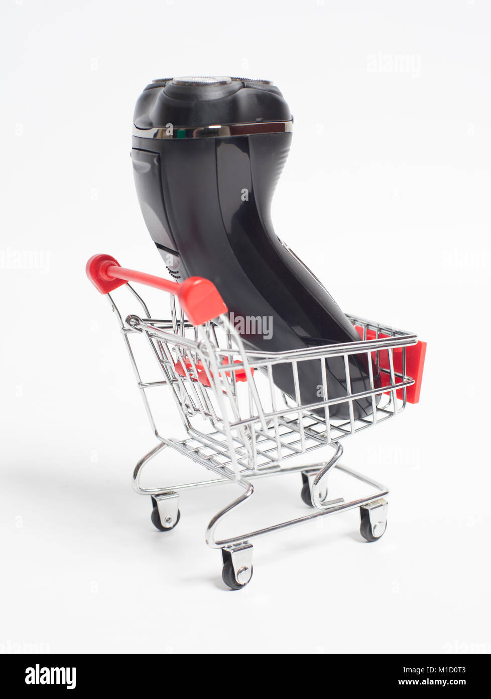 Carrello trolley con rasoio elettrico rasoio isolato su bianco Foto Stock