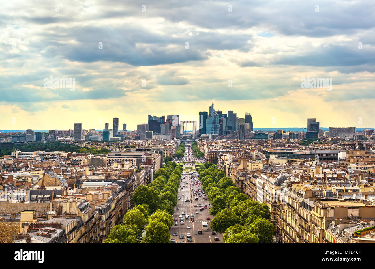 La Defense area di business, La Grande Armee Avenue. Vista dall'Arc de Triomphe. Parigi, Francia, Europa. Foto Stock