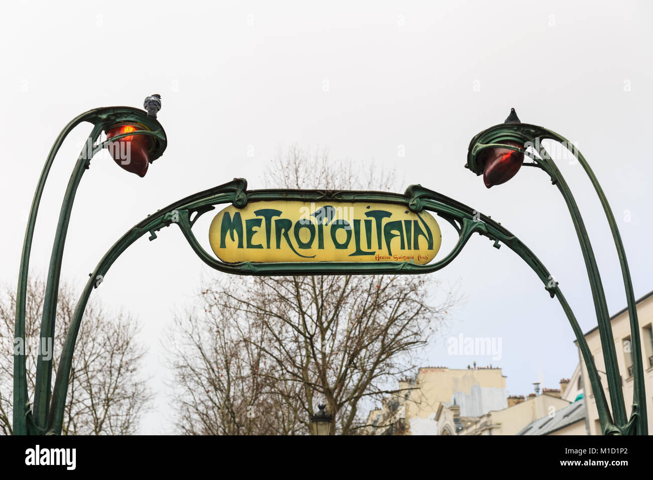 Paris Métro o segno Métropolitain e ingresso alla stazione di Anvers, trattenuto tra due lampioni ornati, in francese architettura Art Nouveau, Parigi, Francia Foto Stock
