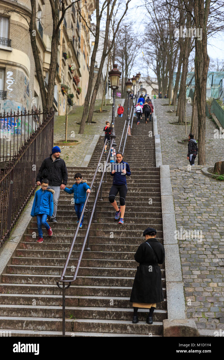 Per gli amanti del jogging e guide su ripidi passaggi alla Butte Montmartre vicino al Sacre Coer, Montmartre, Parigi, Francia Foto Stock