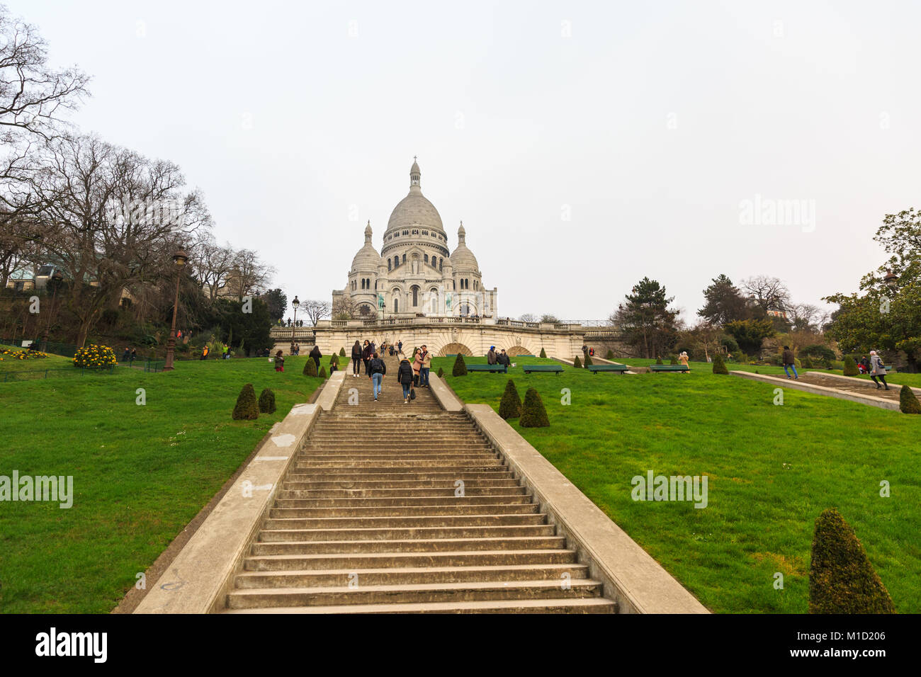 Il Sacre Coer, la Basilica del Sacro Cuore di Parigi, turisti salire le scale per il punto di riferimento nella parte superiore della collina di Montmartre, Parigi, Francia Foto Stock