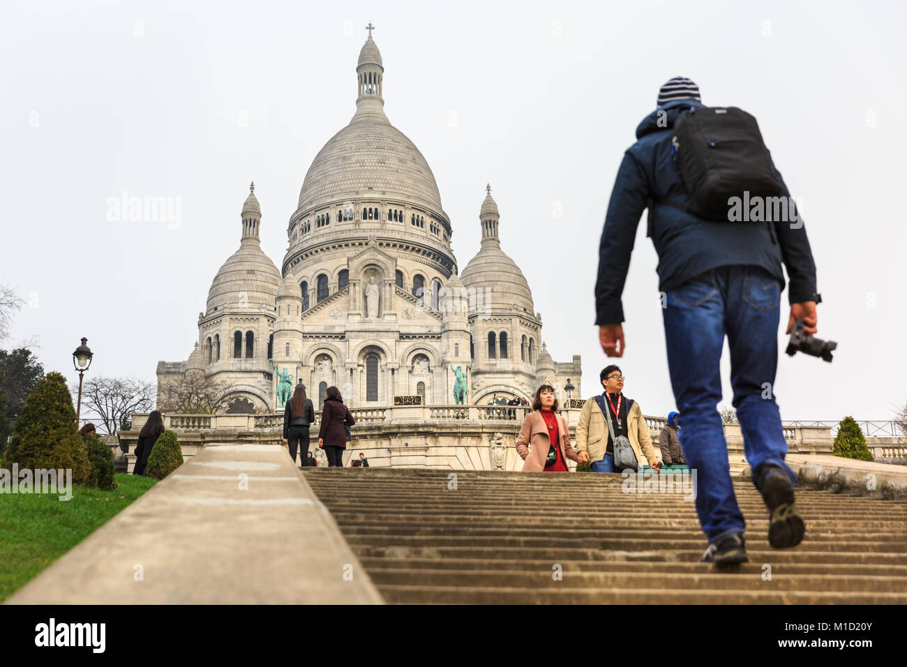 Sacre Coer, vista fino alla Basilica del Sacro cuore di Parigi, i turisti che salgono le scale fino al punto di riferimento in cima a Butte Montmartre, Parigi, Francia Foto Stock