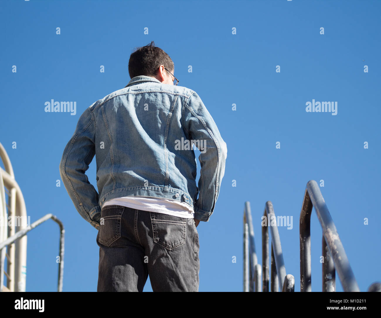 Uomo a salire le scale Foto Stock