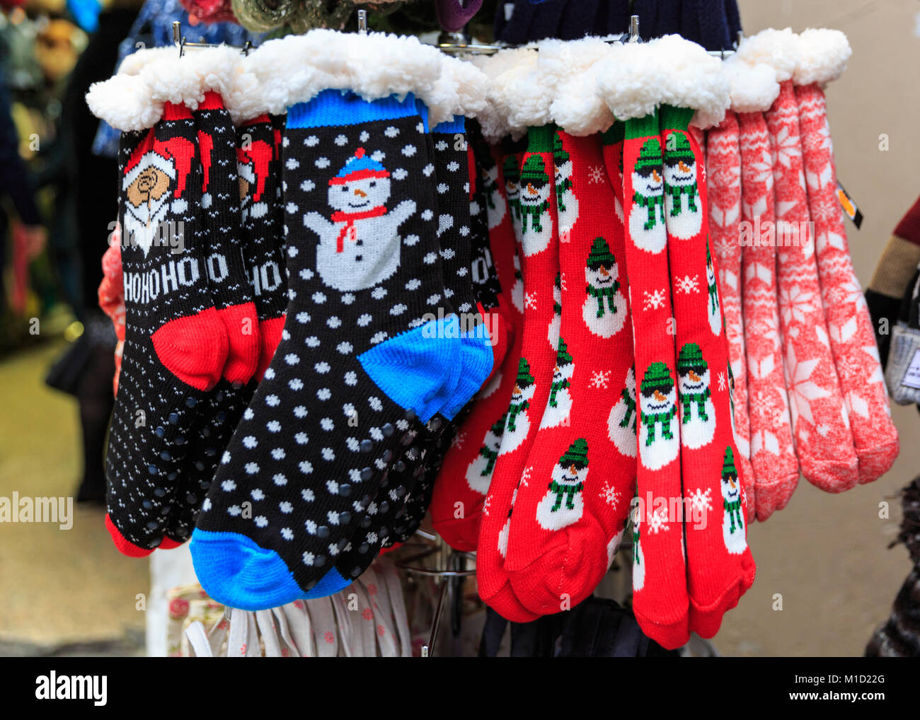 Novità calze di Natale e caldo stagionale wooly calze invernali come doni, sul display in luminoso design colorato, close up Foto Stock