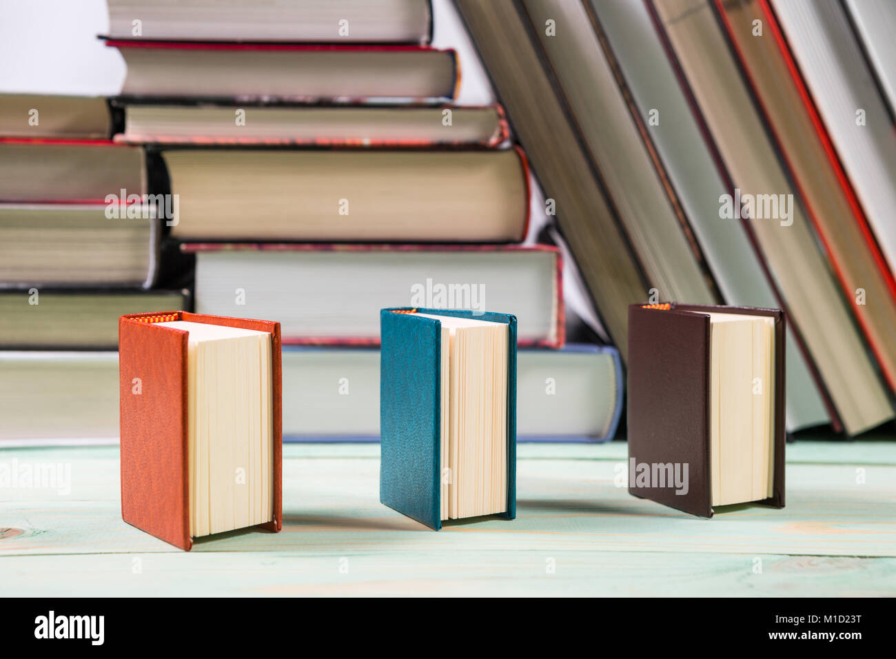 Pila di vari libri sullo sfondo di legno. Copia con spazio per il testo Foto Stock