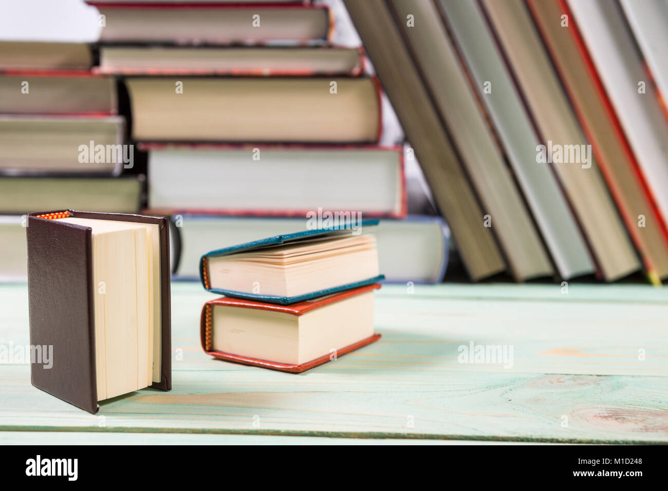 Pila di vari libri sullo sfondo di legno. Copia con spazio per il testo Foto Stock