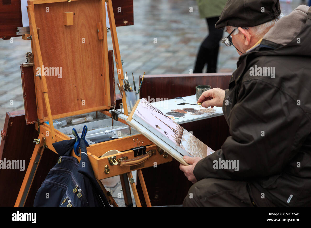 Un pittore di pitture a olio su Place du Tertre, la famosa piazza degli artisti e di attrazione turistica in Montmartre, Parigi Foto Stock