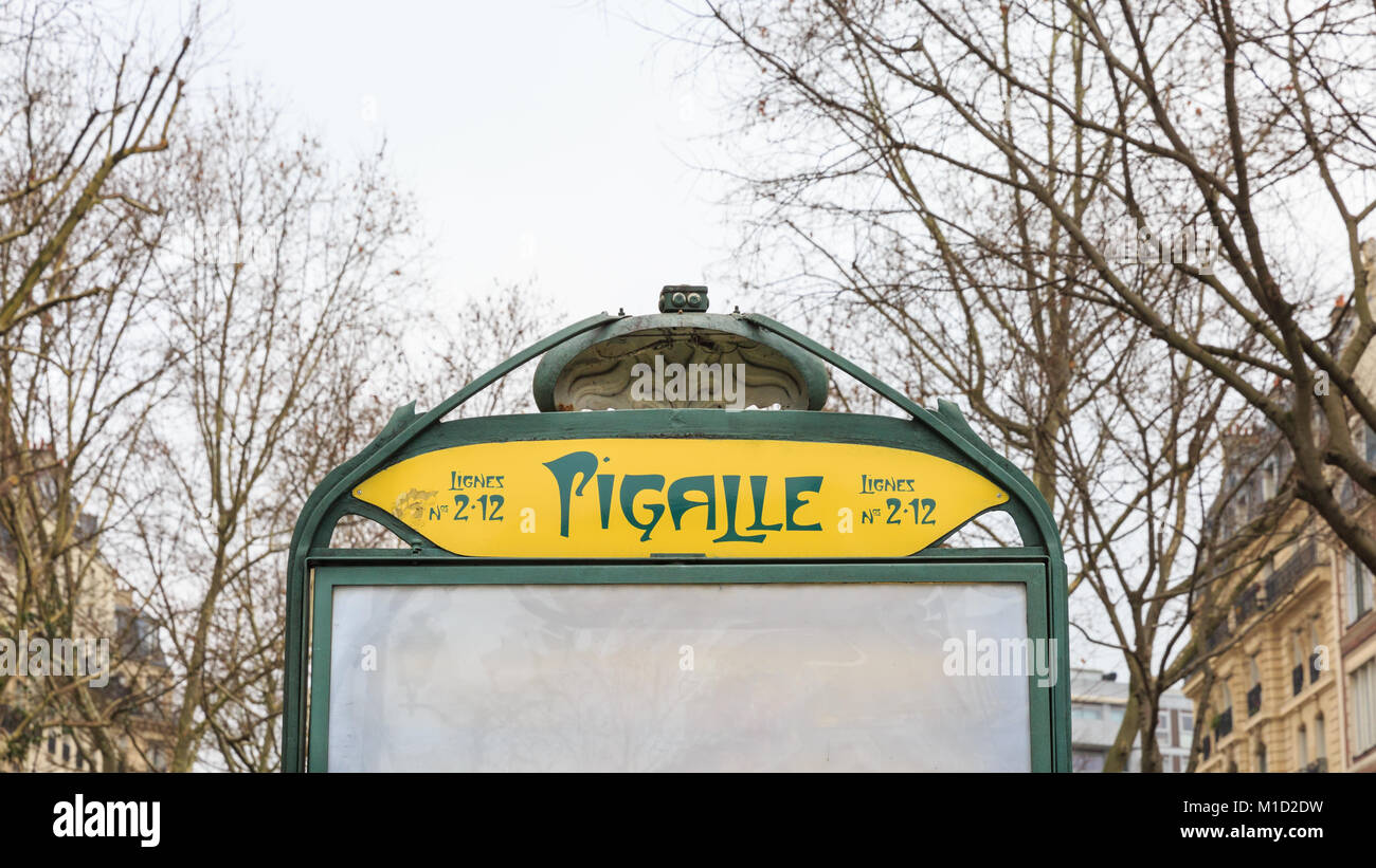 Pigalle stazione della metropolitana firmare con il famoso stile Art Nouveau e la stazione della metropolitana di design di ingresso esterno, il Pigalle quartiere dei divertimenti, Parigi, Francia Foto Stock