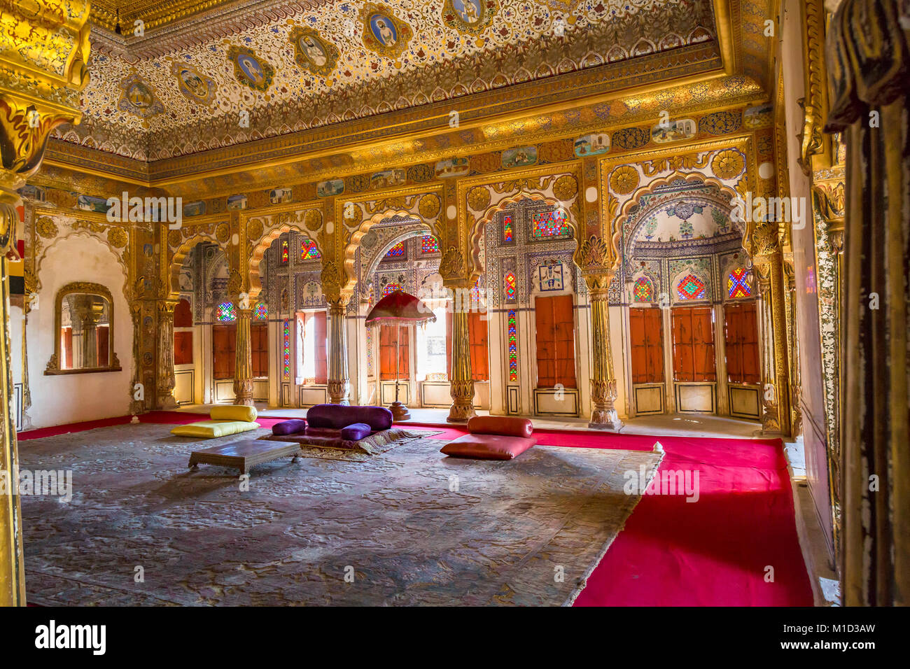 Mehrangarh Fort royal palace sala interna con decorazione e intricati illustrazione in oro e vetro. Un sito Patrimonio Mondiale dell'UNESCO a Jodhpur, Rajasthan Foto Stock