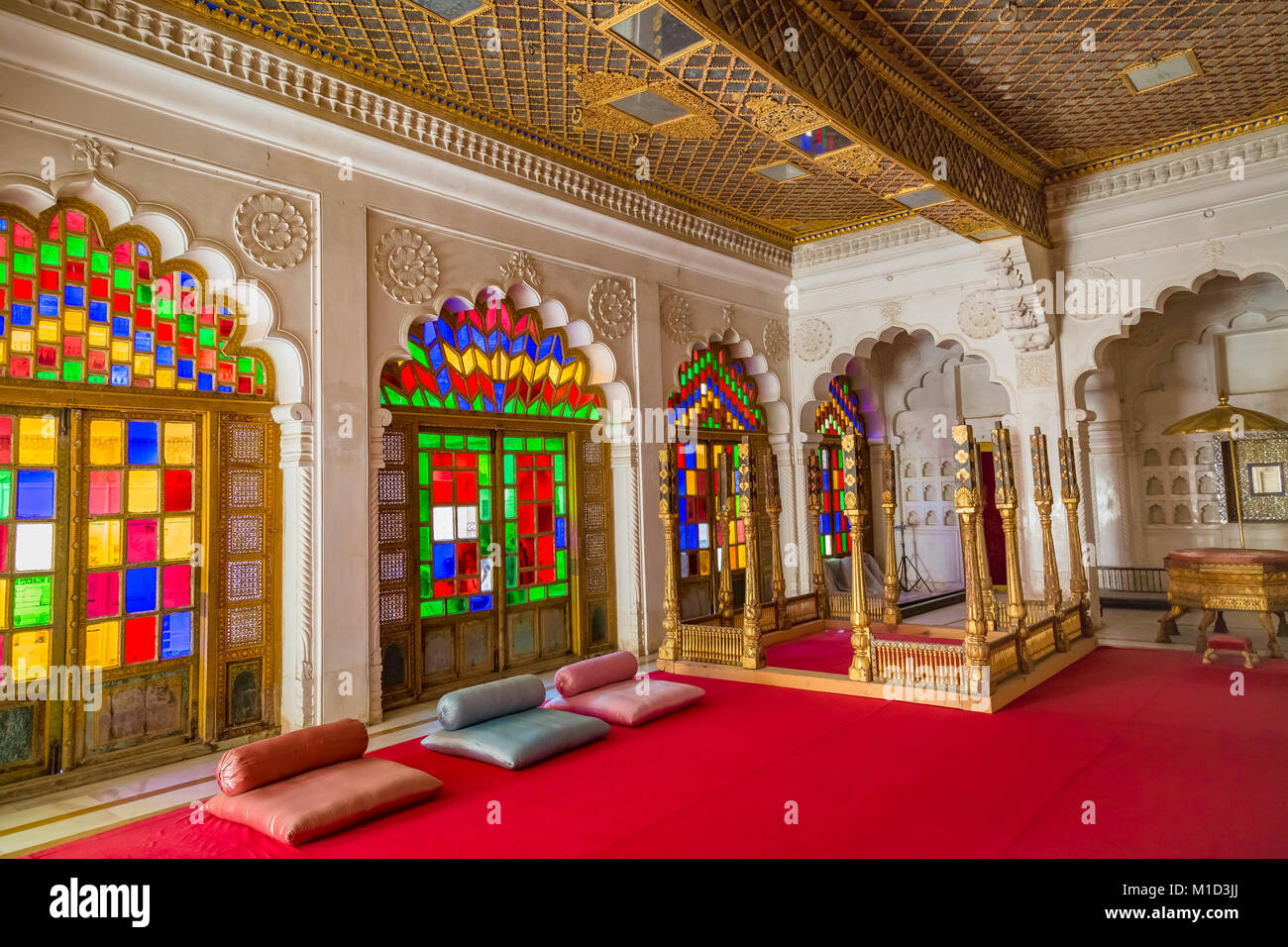 Mehrangarh Fort royal palace sala interna con decorazione e intricati illustrazione in oro e vetro. Un sito Patrimonio Mondiale dell'UNESCO a Jodhpur, Rajasthan Foto Stock