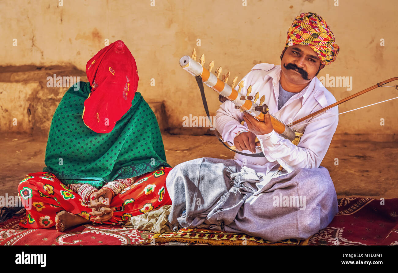 Rajasthani musicisti tradizionali in Rajasthan vestito eseguire presso il Forte Mehrangarh, Jodhpur Rajasthan in India. Foto Stock