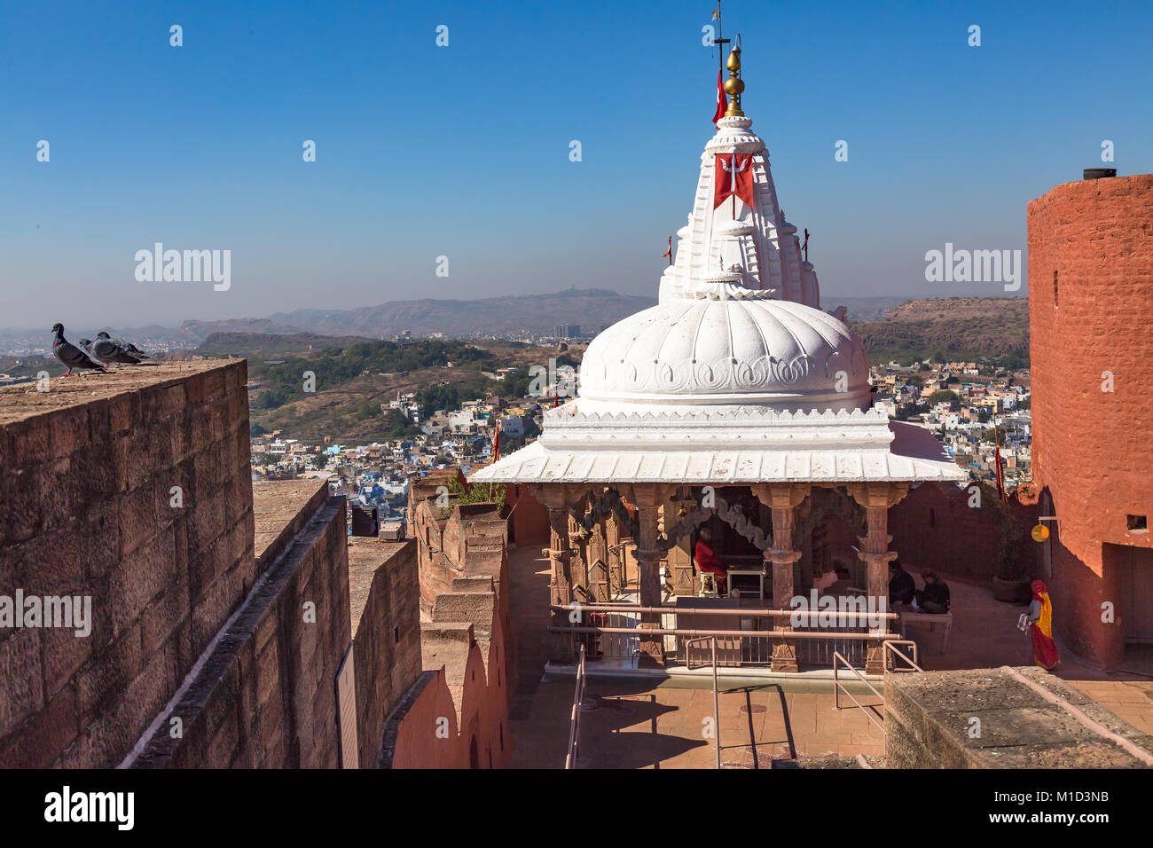 Antico tempio indù a Forte Mehrangarh, Jodhpur Rajasthan, India con vista del paesaggio urbano. Foto Stock