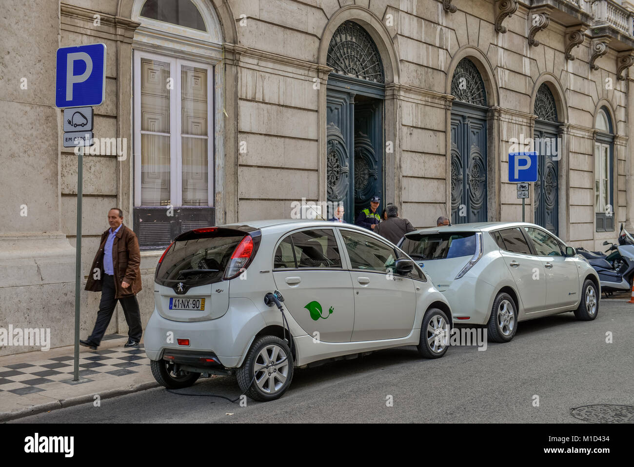 Le automobili elettriche, Rua do Comércio, Lisbona, Portogallo, Elektroautos, Rua Comercio, Lisbona Foto Stock