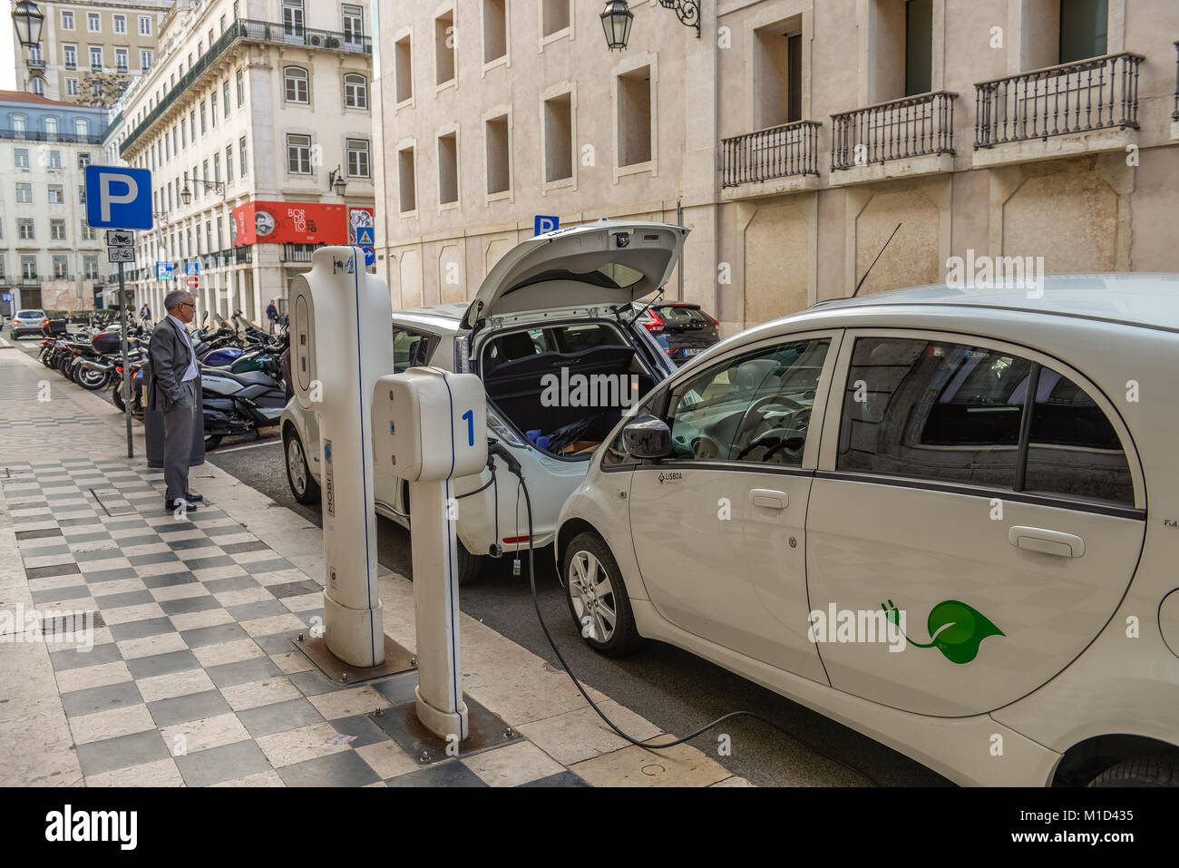 Le automobili elettriche, Rua do Comércio, Lisbona, Portogallo, Elektroautos, Rua Comercio, Lisbona Foto Stock