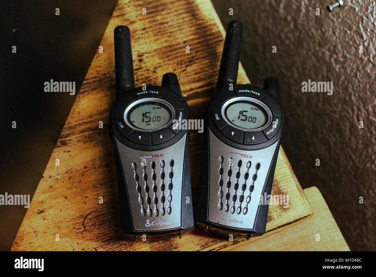 Una coppia regolare di walkie talkie sulla parte superiore di una superficie di legno. Foto Stock