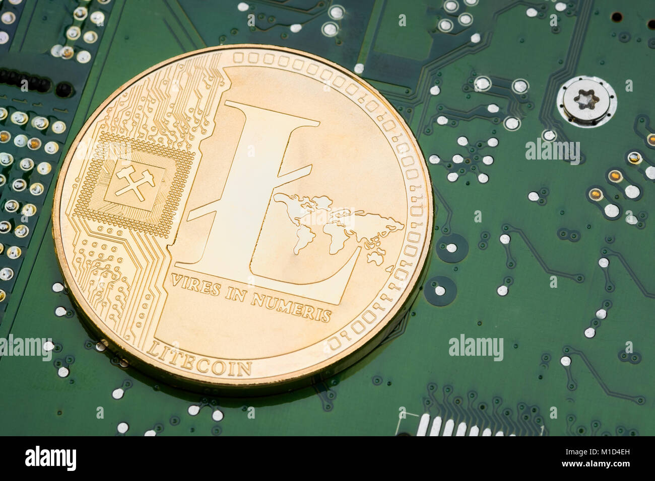 Oro metallizzato litecoin sul circuito elettronico della scheda madre.crypto valuta mining.denaro digitale sulla rete blockchain Foto Stock