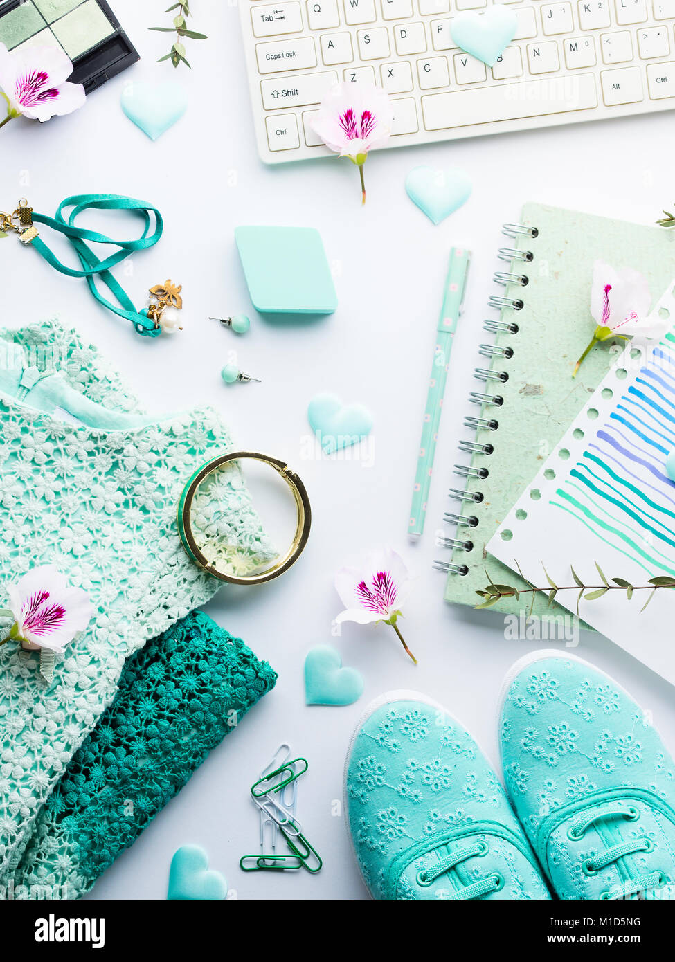 Verde menta pastello colore lifestyle abiti donna laica piatta con accessori, notebook e la tastiera Foto Stock