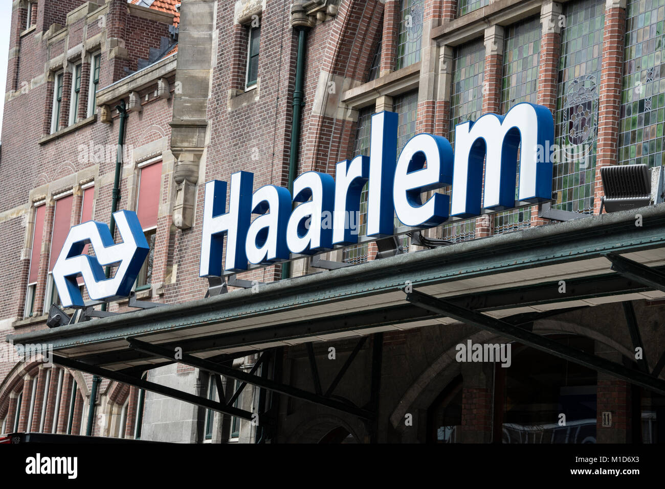 Principale stazione ferroviaria con la ferrovia olandese logo in Haarlem Haarlem, Olanda. Foto Stock