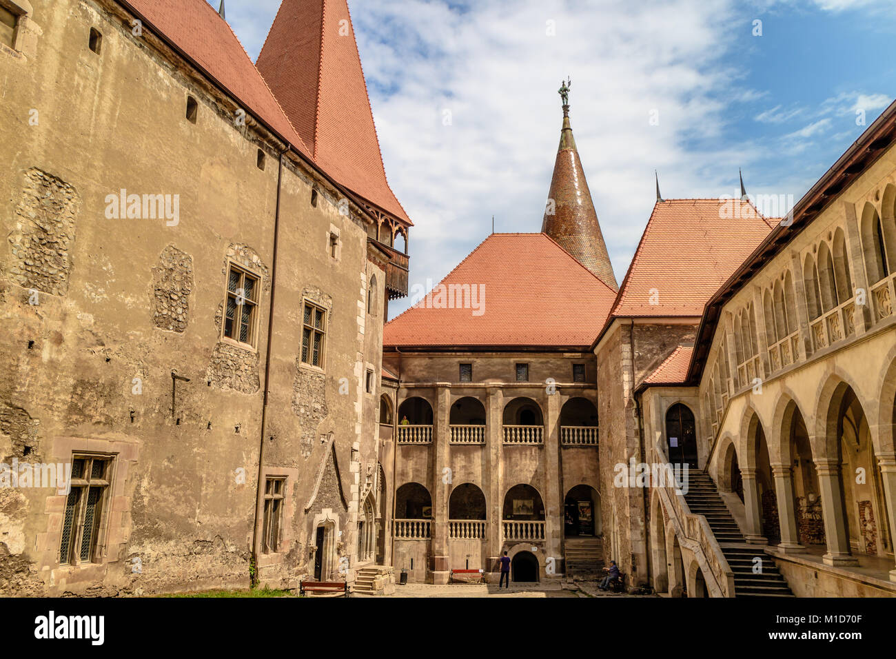Cortile interno, Corvin castello, Castello medievale in Hunedoara, Transilvania, Romania. Giugno 2017. Foto Stock