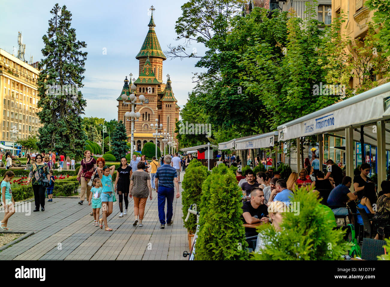 Le persone che si recano per l'estate passeggiata serale nella vittoria posto dalla Cattedrale Ortodossa, centro di Timisoara, Romania. Giugno 2017. Foto Stock