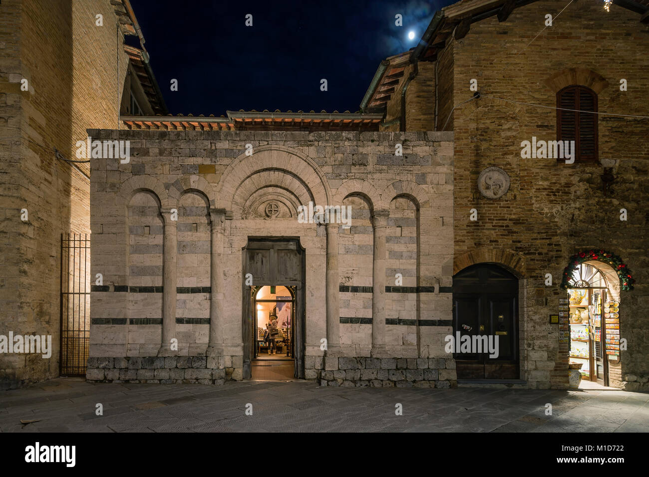 Vista notturna dei resti della chiesa di San Francesco nel centro storico di San Gimignano, Siena, Toscana, Italia Foto Stock