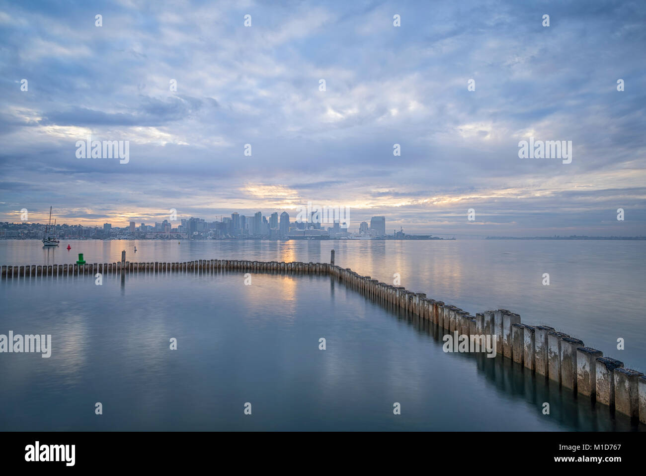 Ampio angolo di visione del porto di San Diego e San Diego Skyline al mattino. San Diego, California, Stati Uniti d'America. Foto Stock