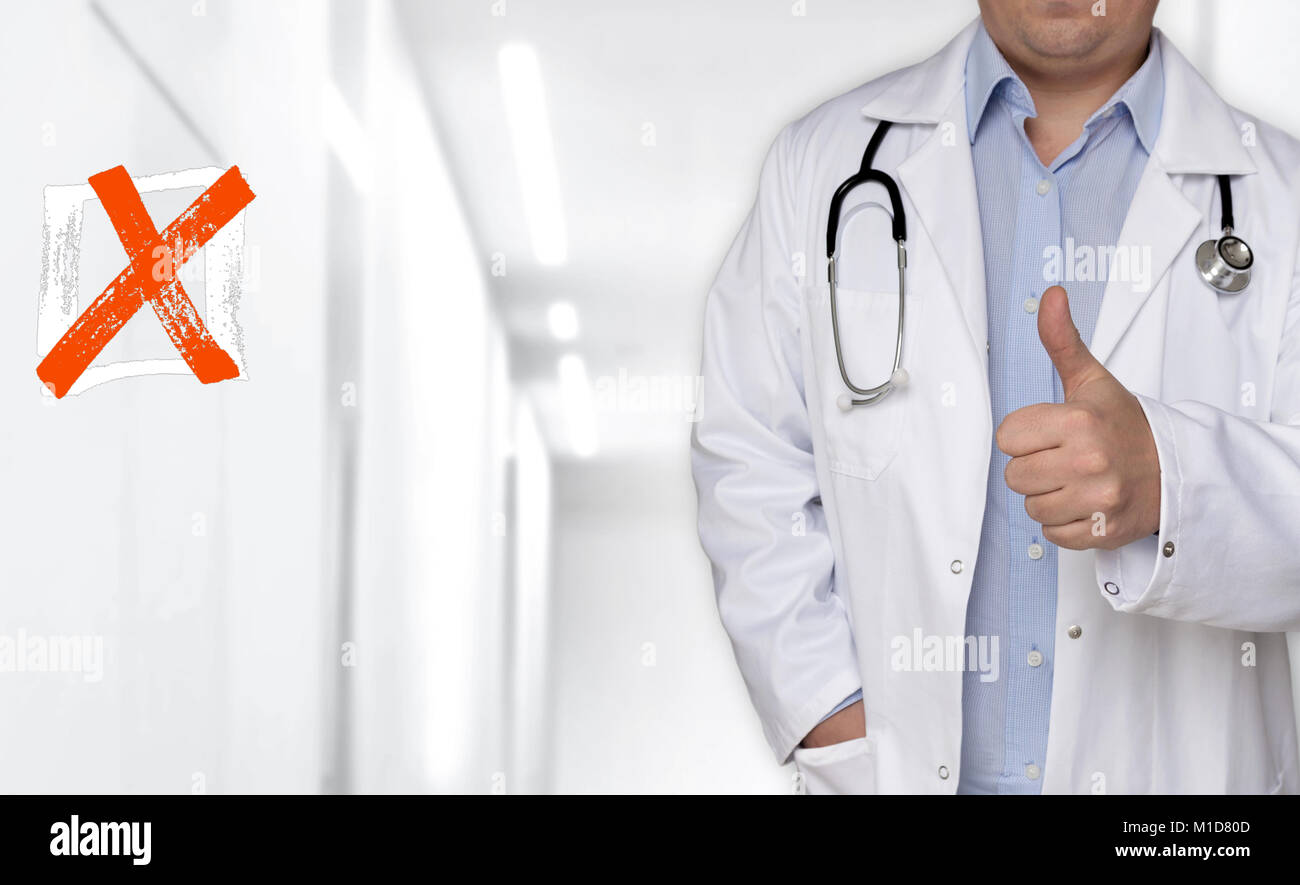 Concetto di casella di controllo e il medico con il pollice in su. Foto Stock