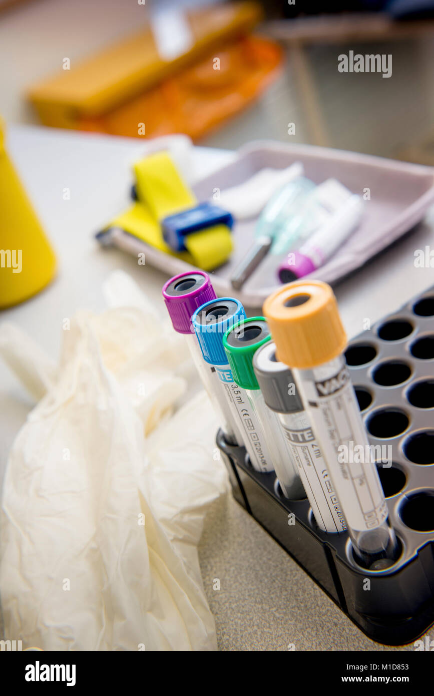 Apparecchiatura per il test dei campioni di sangue configurata e pronta per l'uso in una clinica sanitaria. Foto Stock