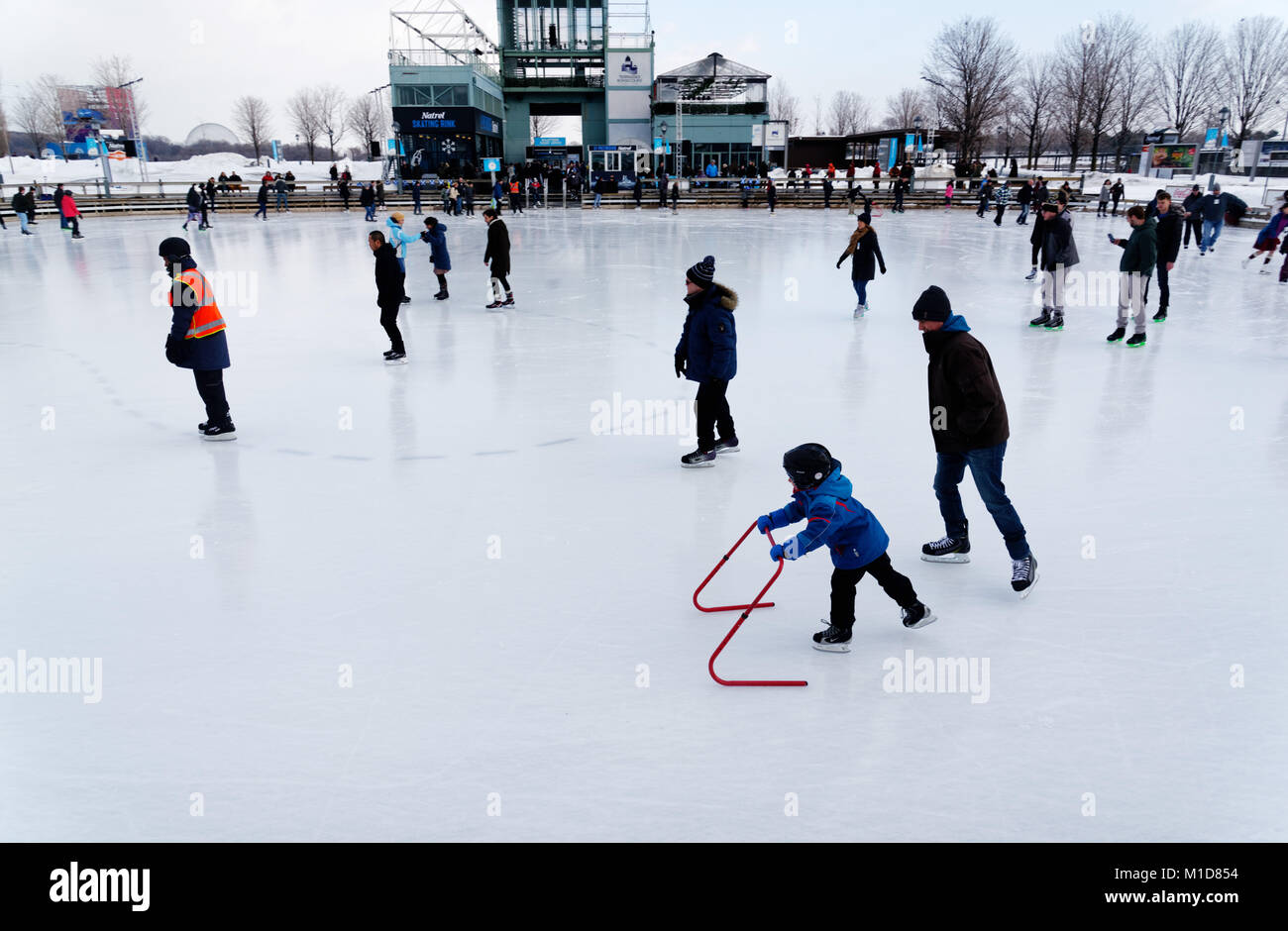 I bambini che imparano a pattinare sulla pista di pattinaggio su ghiaccio nel porto vecchio (Vieux Port) area di Montreal, Quebec, Canada Foto Stock