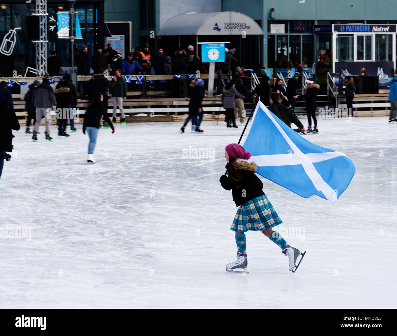 Un pattinatore in Montreal Porto Vecchio battenti si intraversa, celebrando il loro ascendenza scozzese nel grande annuale Canadian Kilt Skate Foto Stock