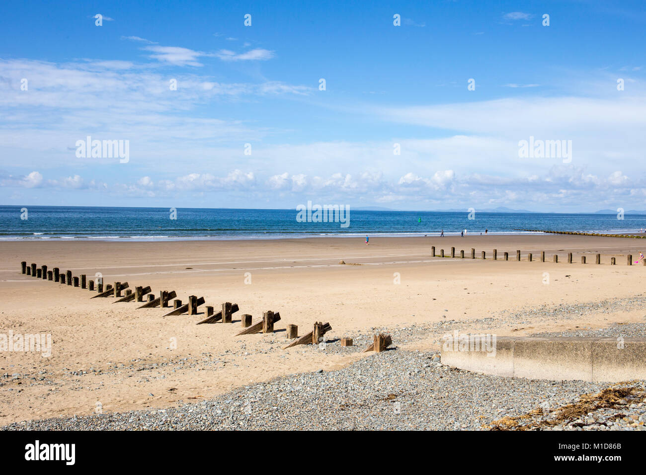 La spiaggia con mare in difesa Llanaber vicino a Blaenau Ffestiniog Gwynedd North Wales UK Foto Stock