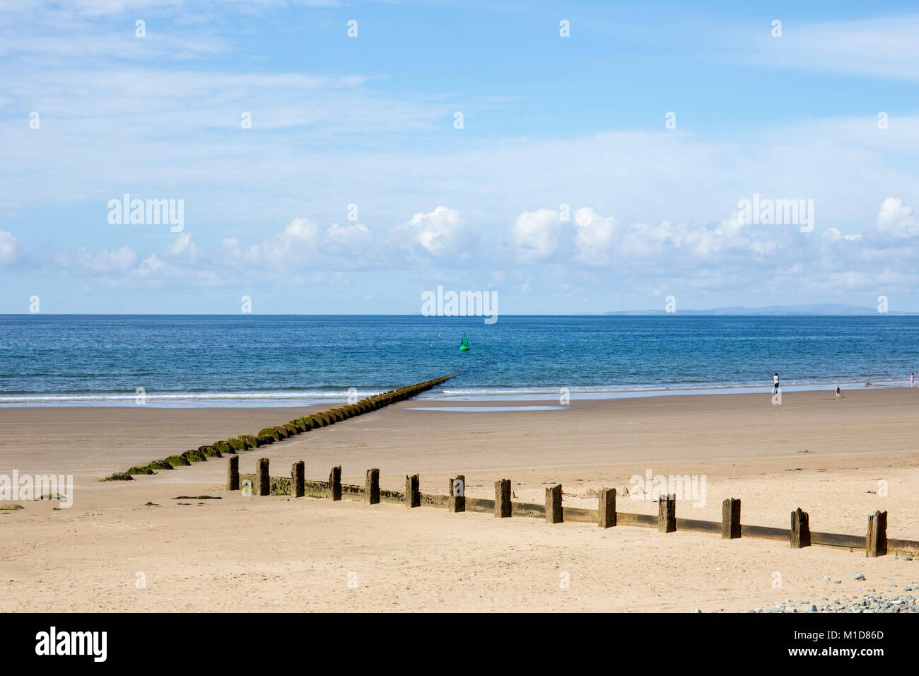 La spiaggia con mare in difesa Llanaber vicino a Blaenau Ffestiniog Gwynedd North Wales UK Foto Stock