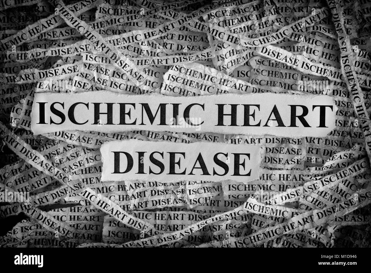 La malattia cardiaca ischemica. Pezzi di carta strappati con le parole di malattia cardiaca ischemica. Concetto di immagine. In bianco e nero. Primo piano. Foto Stock