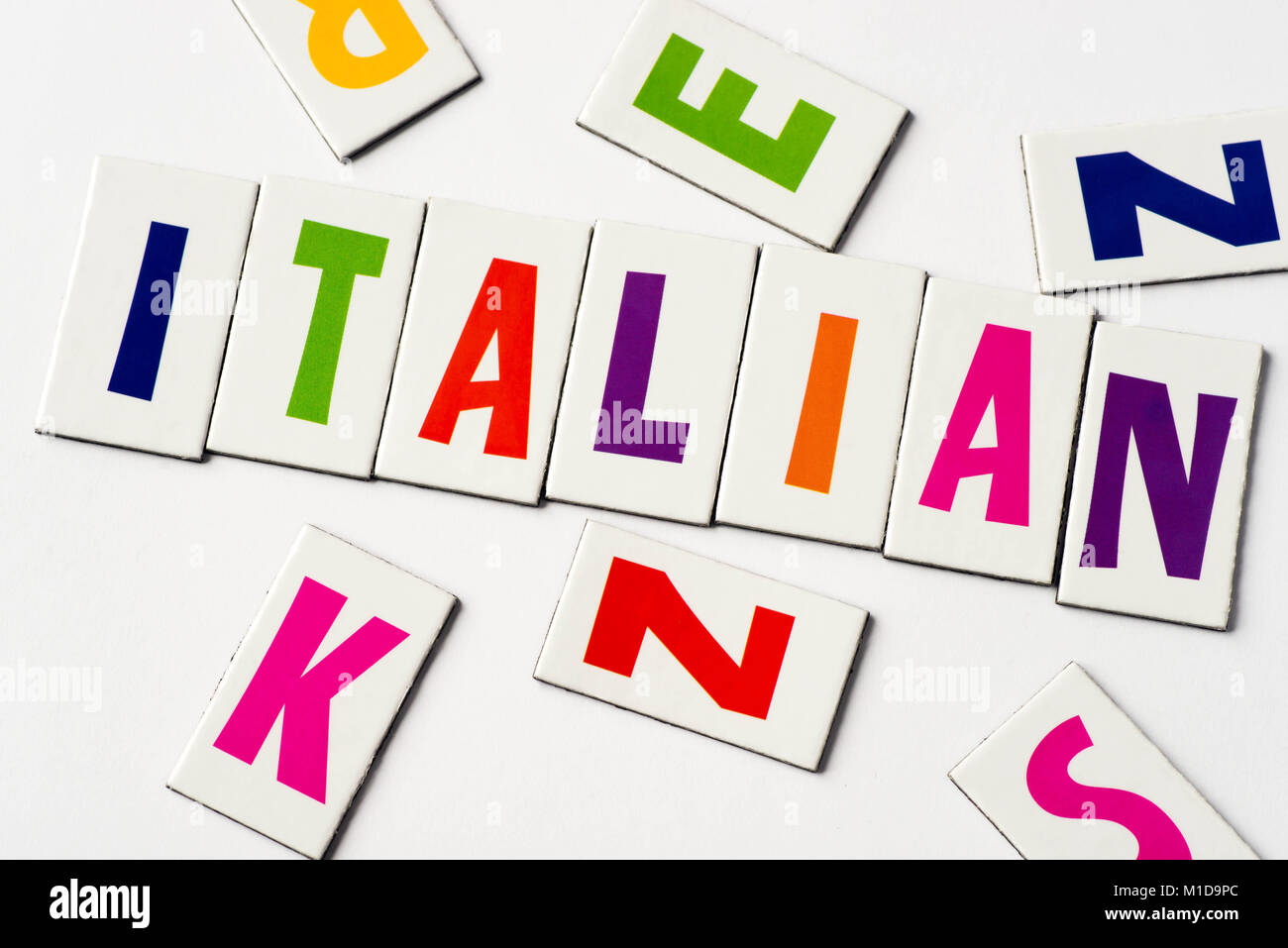 Italiano parola fatta di lettere colorate su sfondo bianco Foto Stock