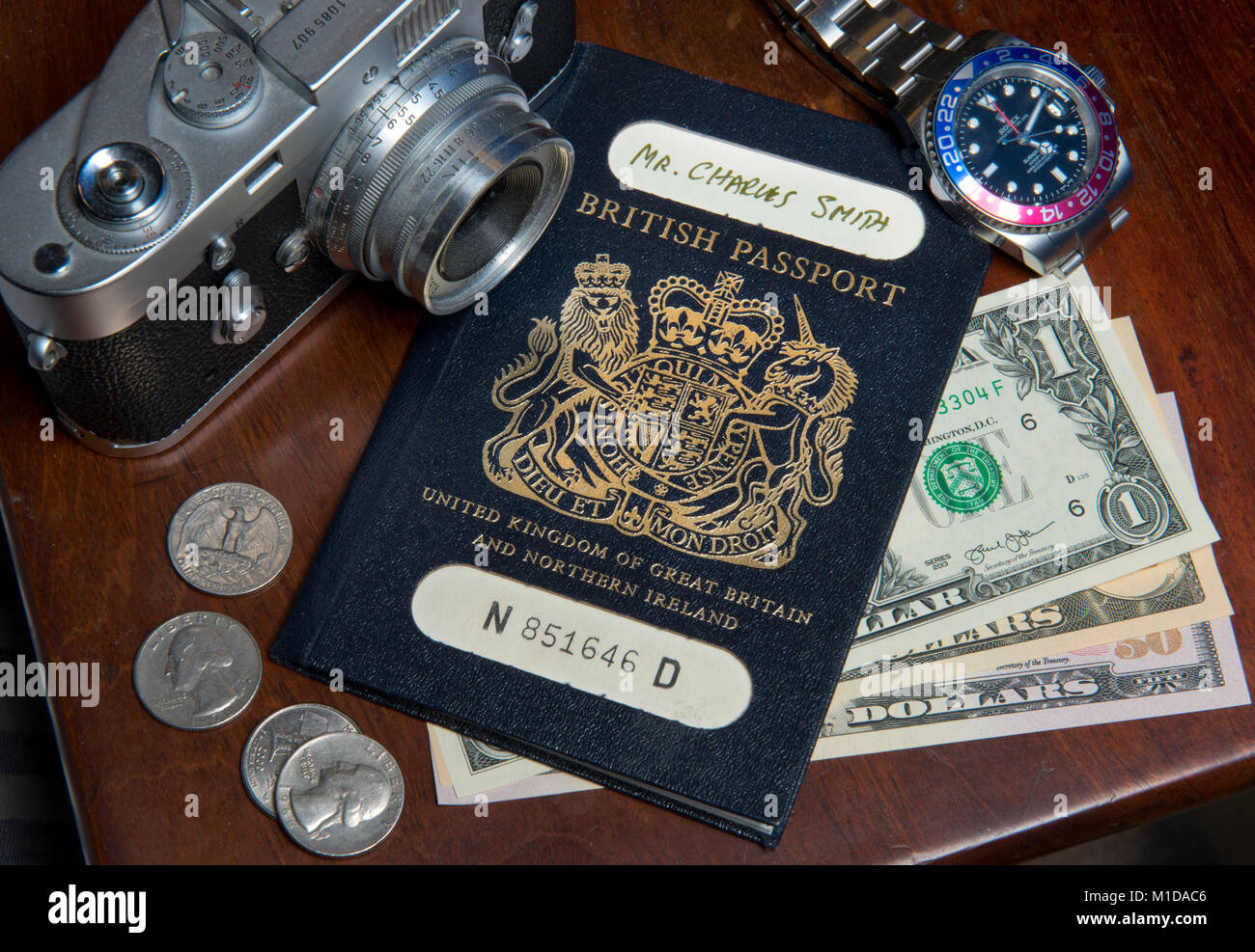 Un tradizionale blu hard cover Regno Unito (British) passaporto rilasciato negli anni ottanta. Foto Stock