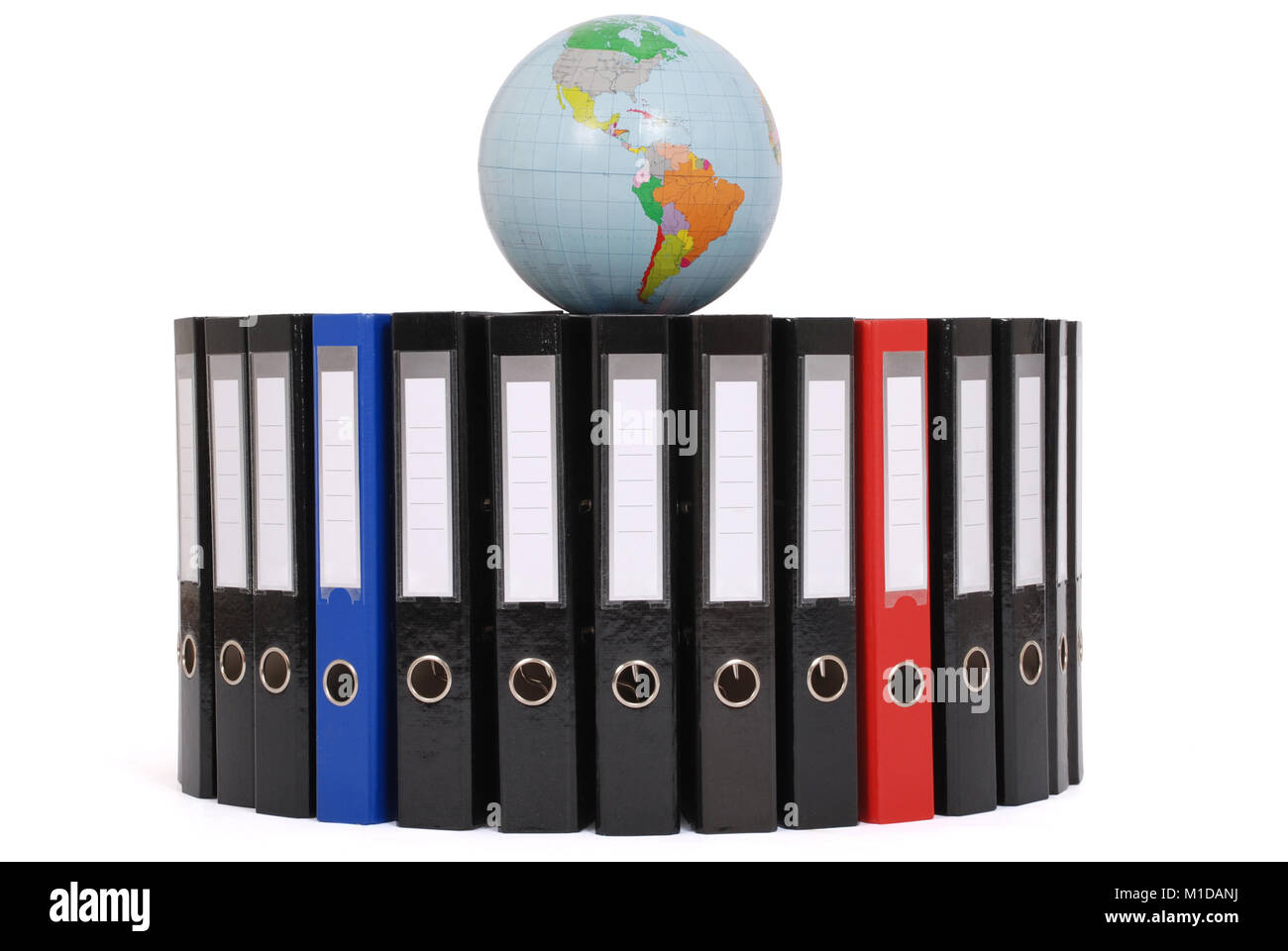 Il grande nero cartelle situata su un cerchio su uno sfondo bianco. Un rosso e blu scuro cartella da sopra il globo. Foto Stock