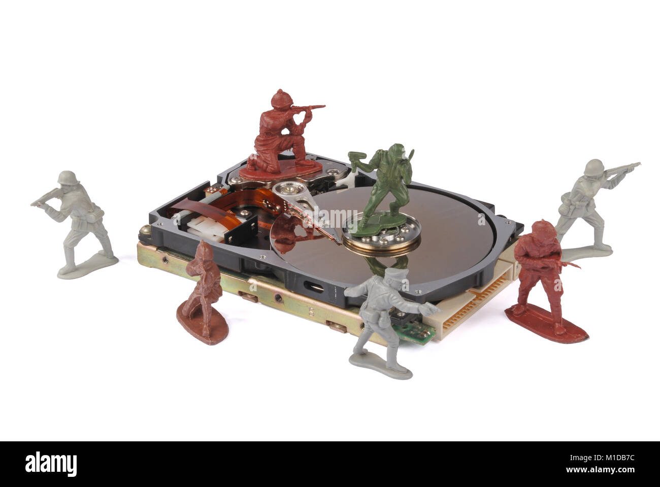 Distruzione di dati dal disco rigido - foto concettuale. Su sfondo bianco Foto Stock