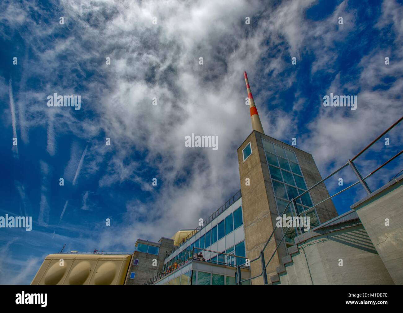 Stazione di montagna con palo antenna sulla montagna Saentis in Appenzell Alpi in Svizzera Foto Stock