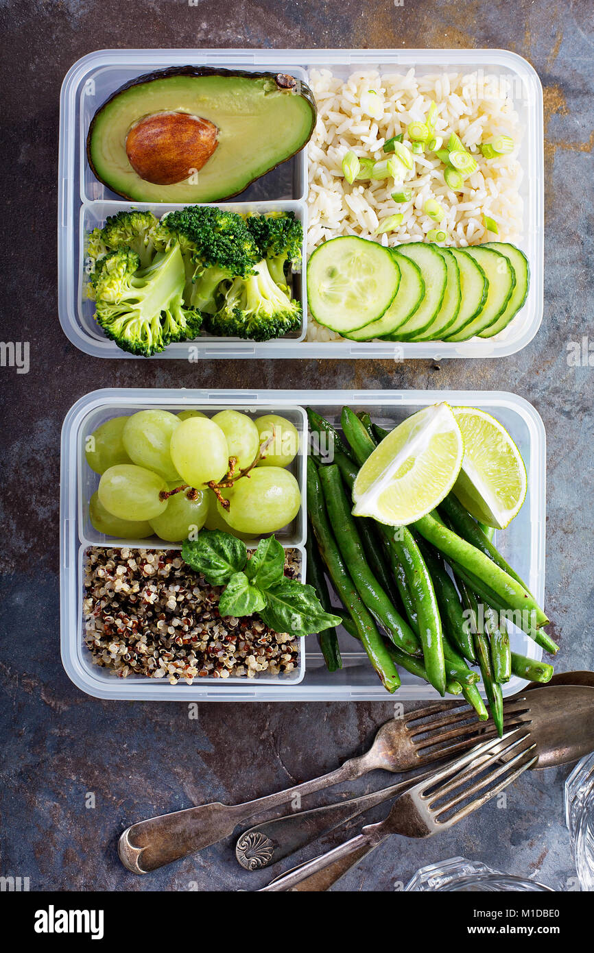 Verde vegan meal prep contenitori con riso e verdure Foto stock - Alamy
