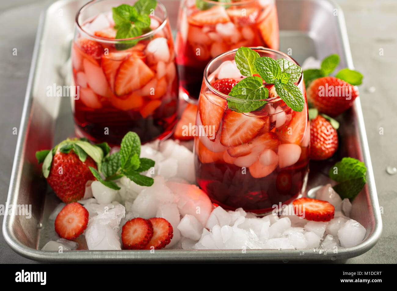 Strawberry ice tea o cocktail a freddo Foto Stock